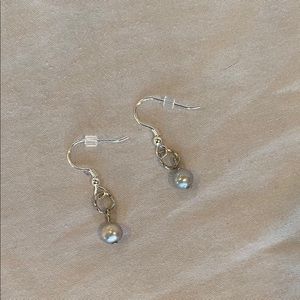 Gray pearl dangling earrings
